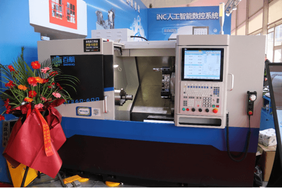 華中9型智能數(shù)控系統(tǒng)助力中國(guó)機(jī)床“開(kāi)道超車(chē)”1105.png